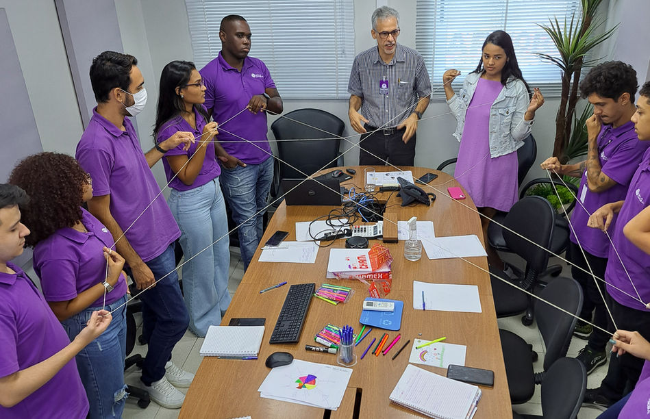 jovens aprendizes participando de dinâmica sobre o ESG