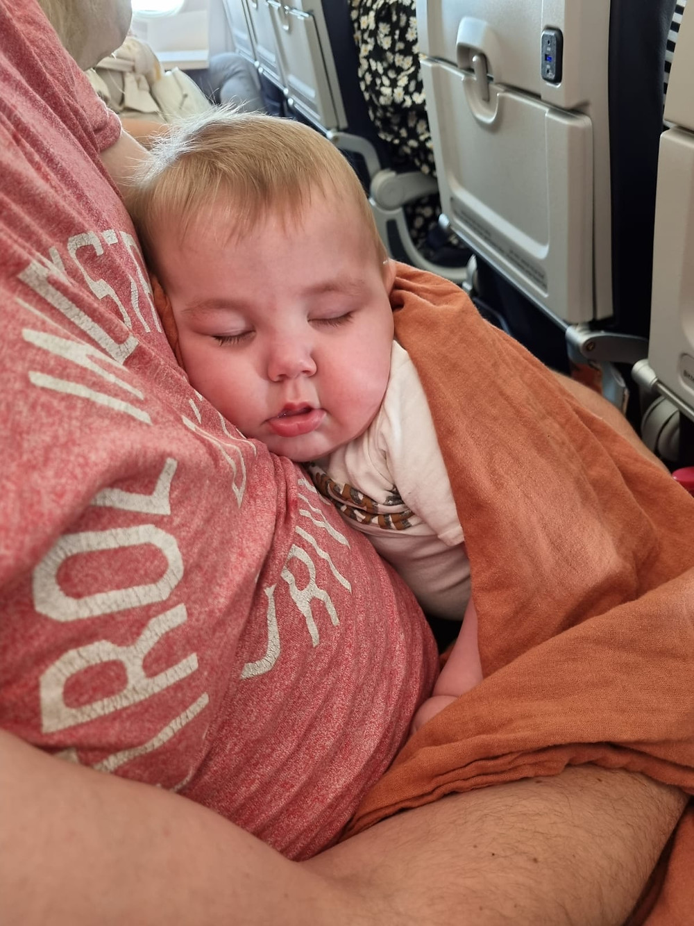 Slapende baby in het vliegtuig