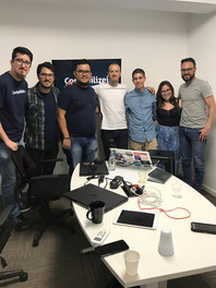 Foto de um grupo da equipe da Contabilizei em uma sala de reunião em Curitiba, durante minha primeira visita para conhecer as operações e a área de vendas.
