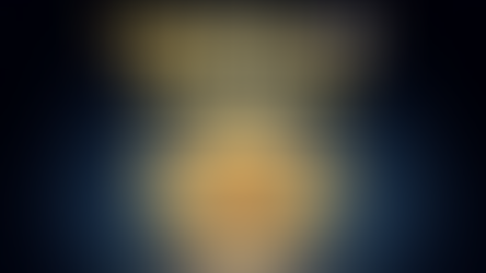 Thumbnail de blog com fundo azul profundo em gradiente escuro, título grande em dourado “COMPRA OU OBEDECE” centralizado em tipografia pesada, e símbolo central de escudo dourado com check branco envolvido por ramos de louro, iluminado dramaticamente para representar autoridade percebida, confiança e influência na decisão de compra.