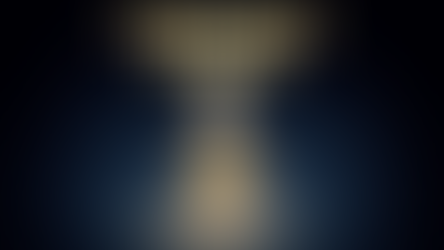 Thumbnail de blog com fundo azul profundo em gradiente escuro, título grande “CONFIANÇA ONLINE” em dourado centralizado, e uma coroa dourada minimalista flutuando sob um holofote dramático, representando autoridade digital, credibilidade online e construção de confiança para conversão.