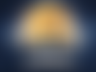 Capa de blog com fundo azul profundo em estilo cinematográfico, iluminação central dramática e partículas suaves. No centro, uma etiqueta dourada com dois preços sobrepostos, sugerindo comparação, conectada visualmente a uma âncora metálica. A composição é simétrica, com alto contraste entre dourado e azul, transmitindo a ideia de decisão influenciada por referência inicial e percepção de valor.