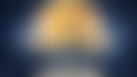 Capa de blog com fundo azul profundo em estilo cinematográfico, iluminação central dramática e partículas suaves. No centro, uma etiqueta dourada com dois preços sobrepostos, sugerindo comparação, conectada visualmente a uma âncora metálica. A composição é simétrica, com alto contraste entre dourado e azul, transmitindo a ideia de decisão influenciada por referência inicial e percepção de valor.