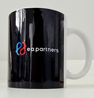 Item institucional da EA Partners utilizado em ações de relacionamento e branding corporativo