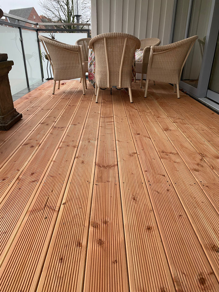 Terrassenbau in Rheine – hochwertige Terrasse aus Holzdielen auf dem Balkon