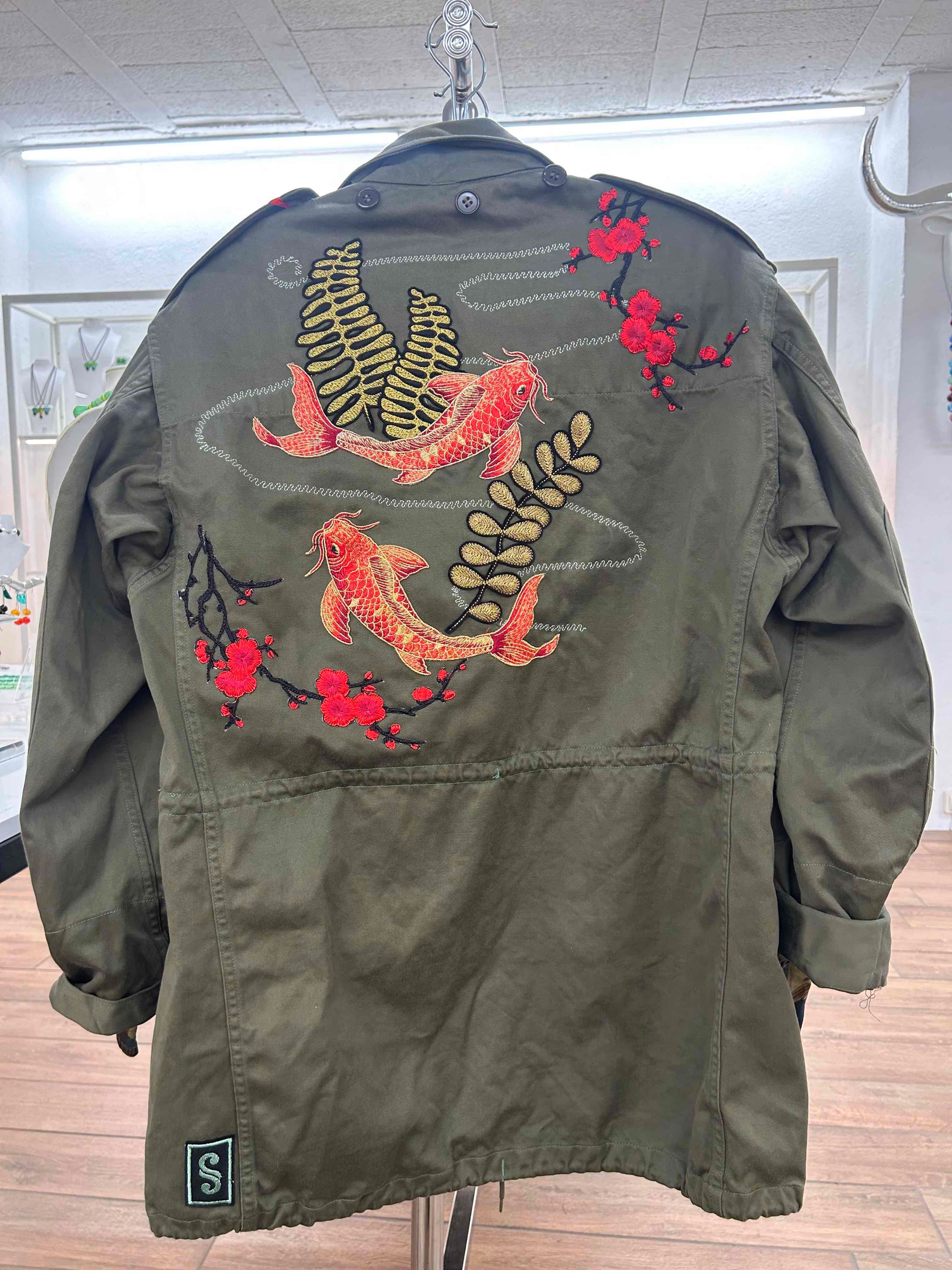 Veste Militaire Carpe Koi et Fleurs de Cerisiers Rouges