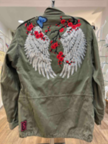 Veste Militaire Ailes Argentées et Fleurs de Cerisiers Rouges