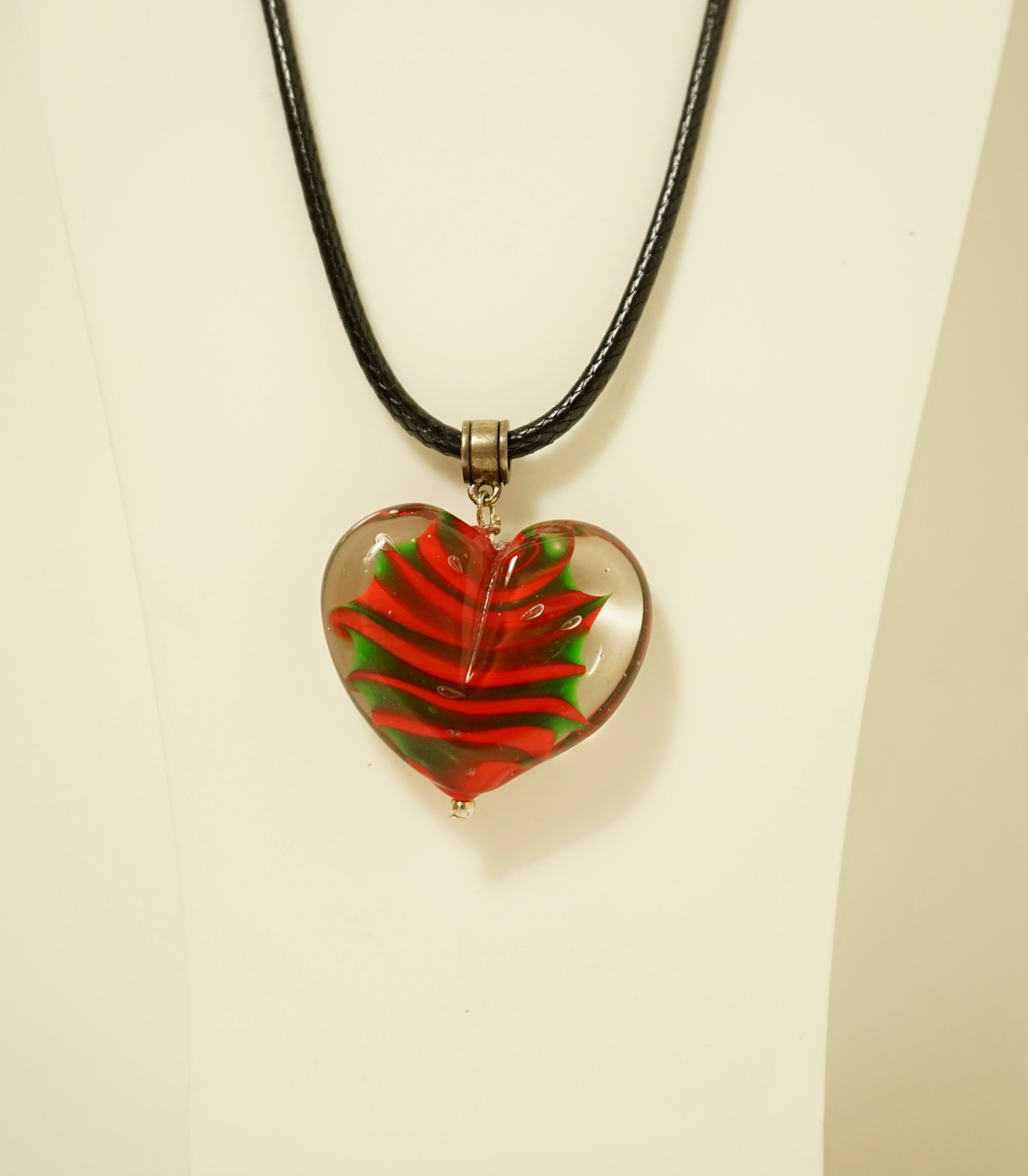 Collier Coeur Transparent Reflets Rouges et Verts