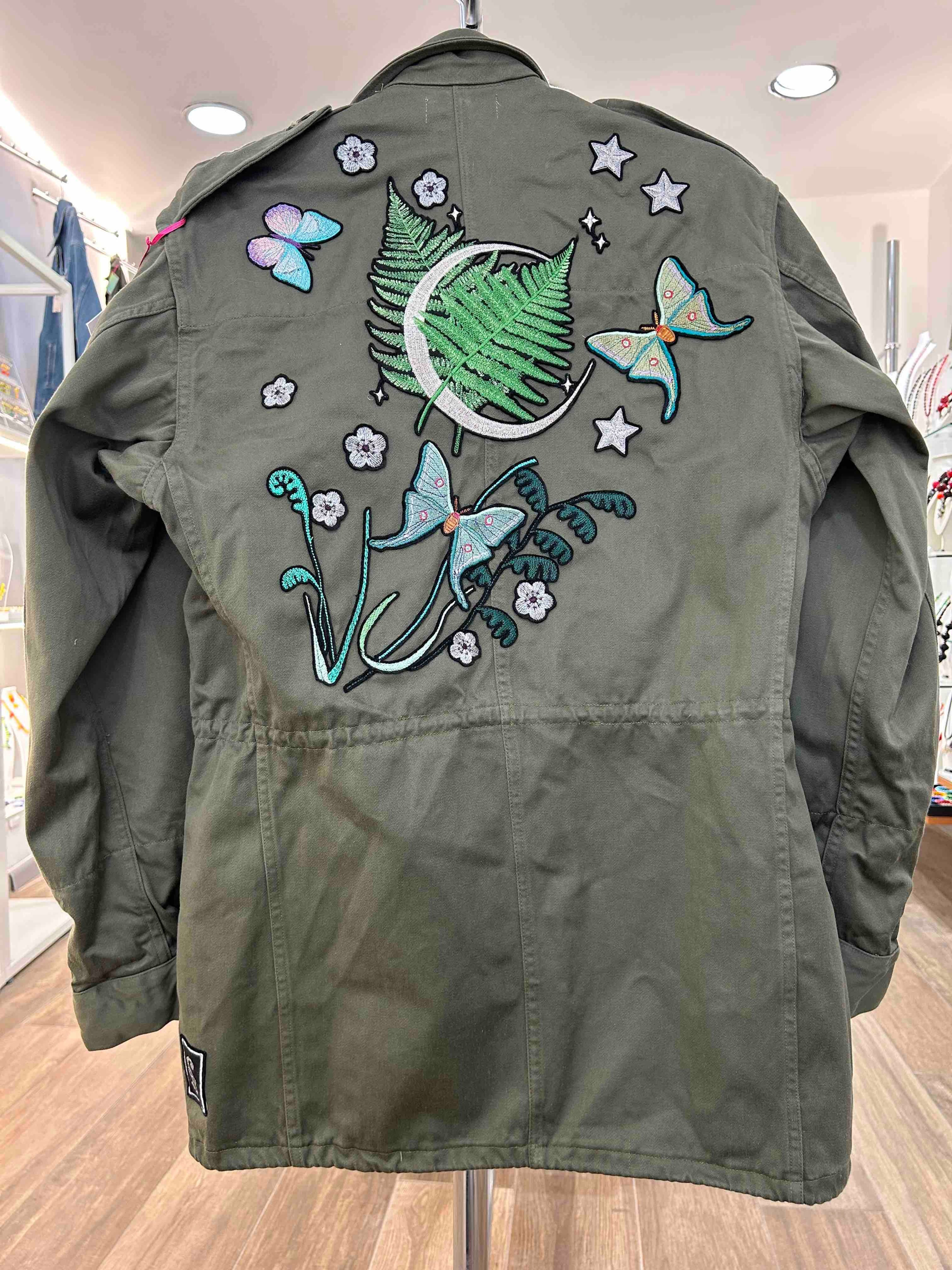 Veste Militaire Nuit Étoilée avec Croissant de Lune et Papillons