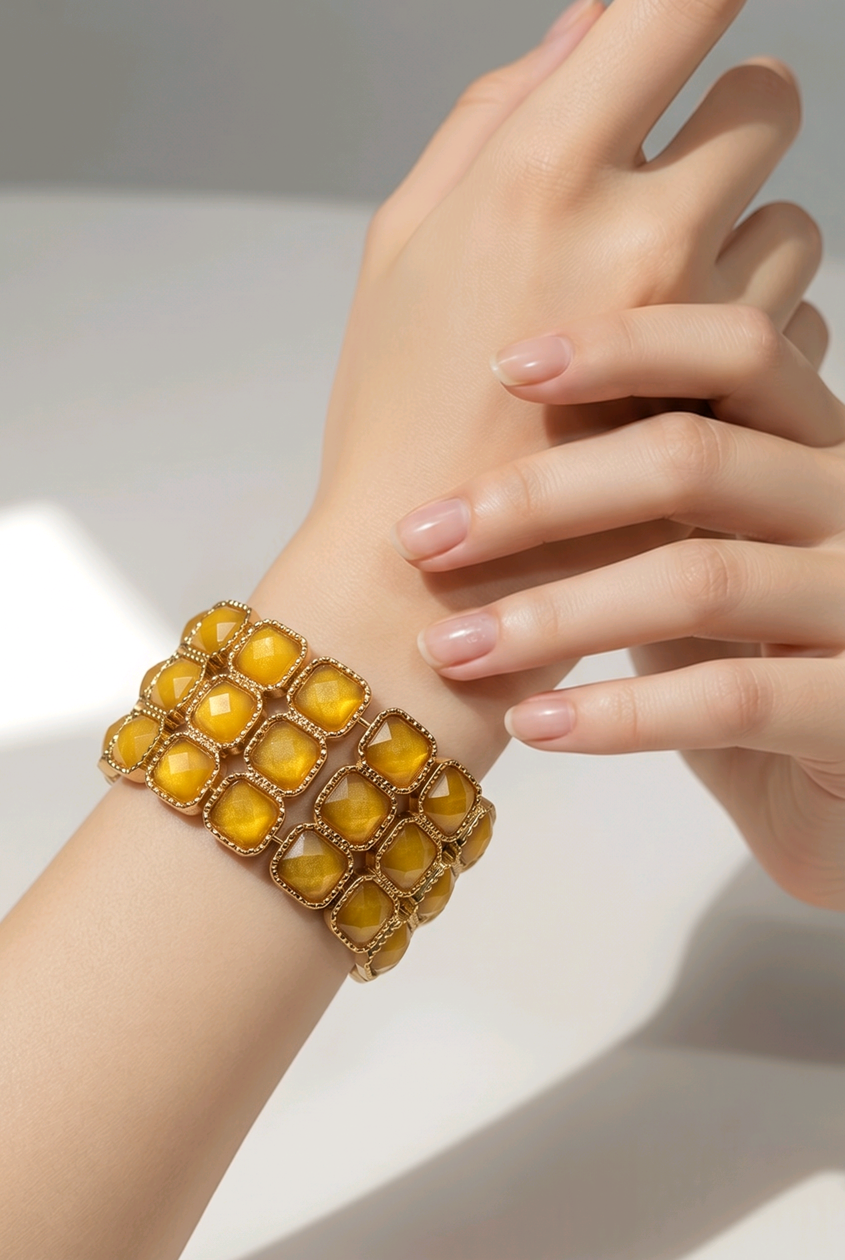 Amber-toned faceted stretch bracelet 