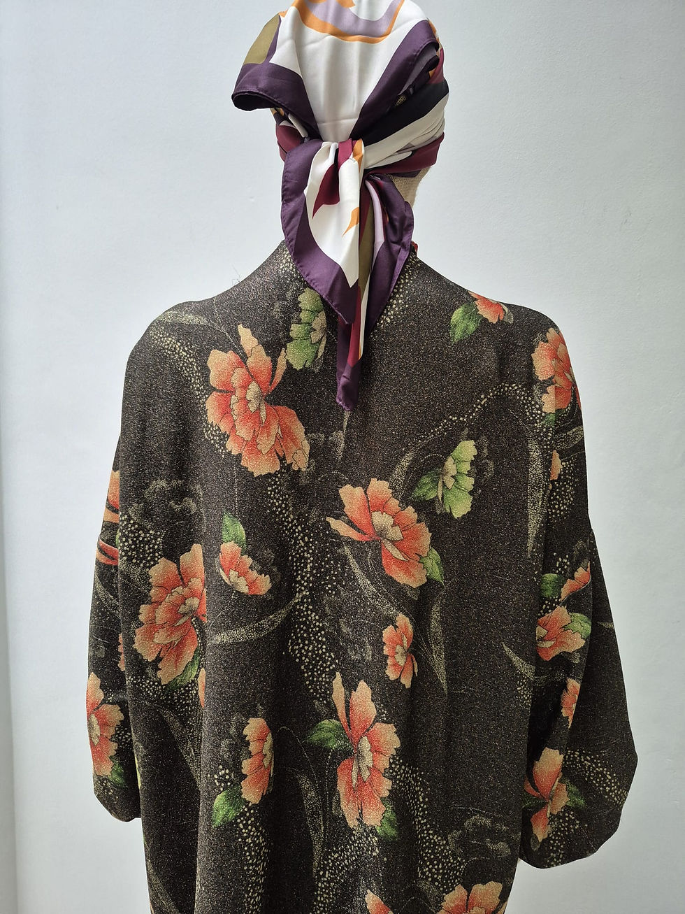 Thumbnail: Kimonos One Size gold embellished thread through out