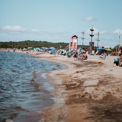 Journée ensoleillée, plage bondée