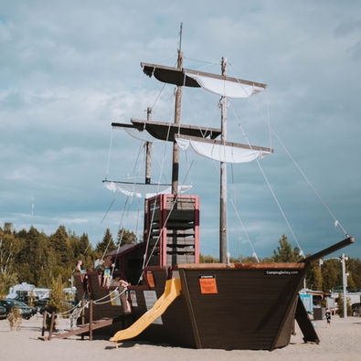 Bateau pirate, aire de jeux, Camping et Plage Belley