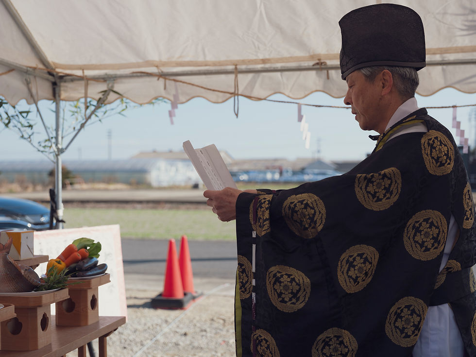 地鎮祭で神主が祝詞を読み上げ、工事の安全と家の繁栄を祈願している様子