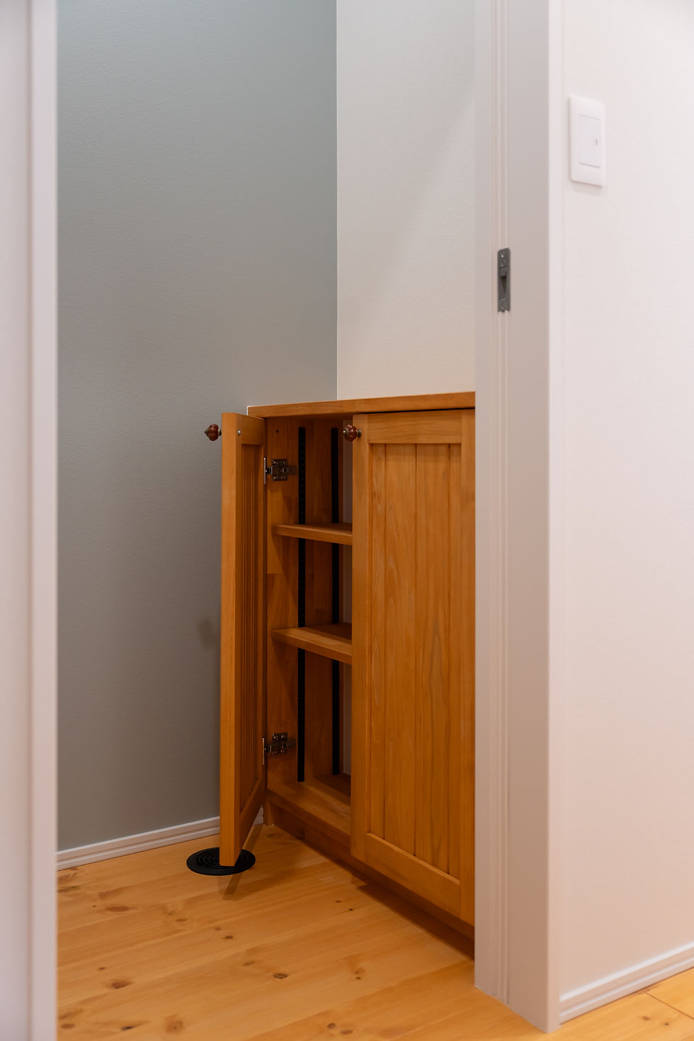 ナチュラルな木の温もりを感じる収納棚。メープル色の扉と床がやさしい印象の造作家具です。