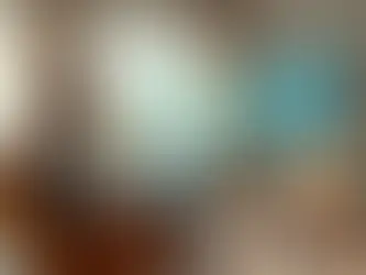 Participante em sala moderna interativa imerso em conversação em vários idiomas