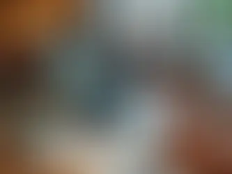 Pessoa praticando inglês em conversa descontraída em café moderno