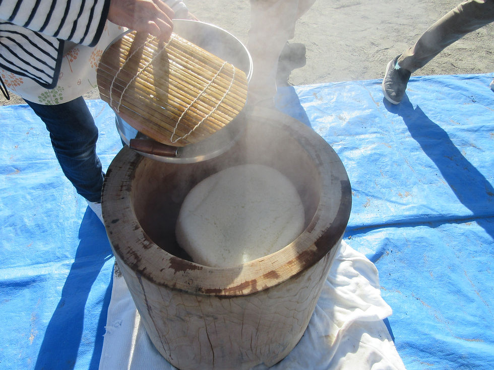 お餅つきをしました。