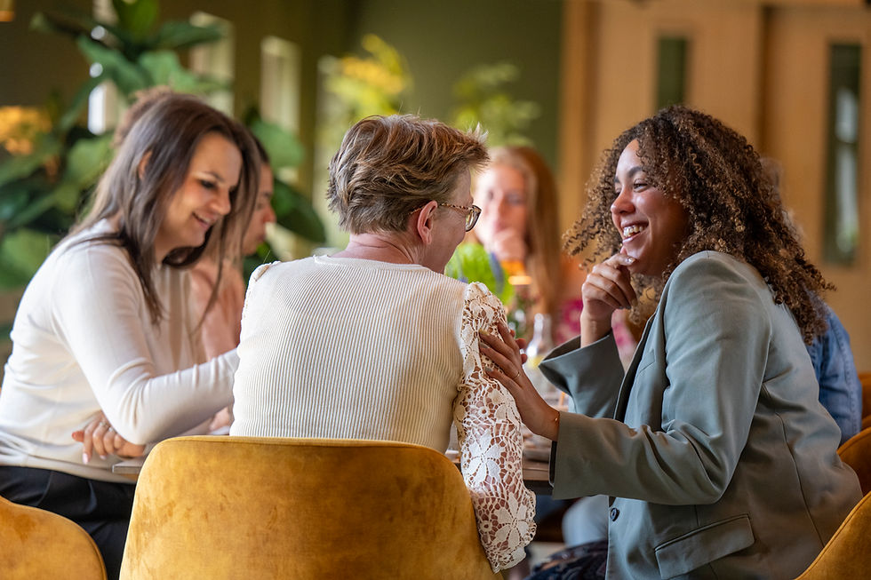 Group of women entrepreneurs enjoying a cheerful conversation - Foundher circle