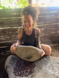 Keli crushing with a rock