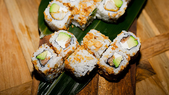 California saumon, avocat, cheese, oignons grillés