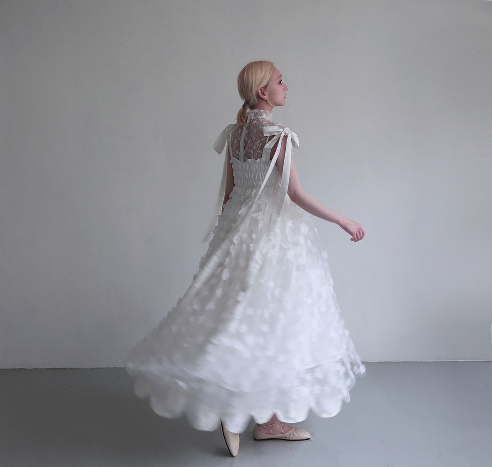 サムネイル： The Weight of Soft Petals Orchard Bloom Dress