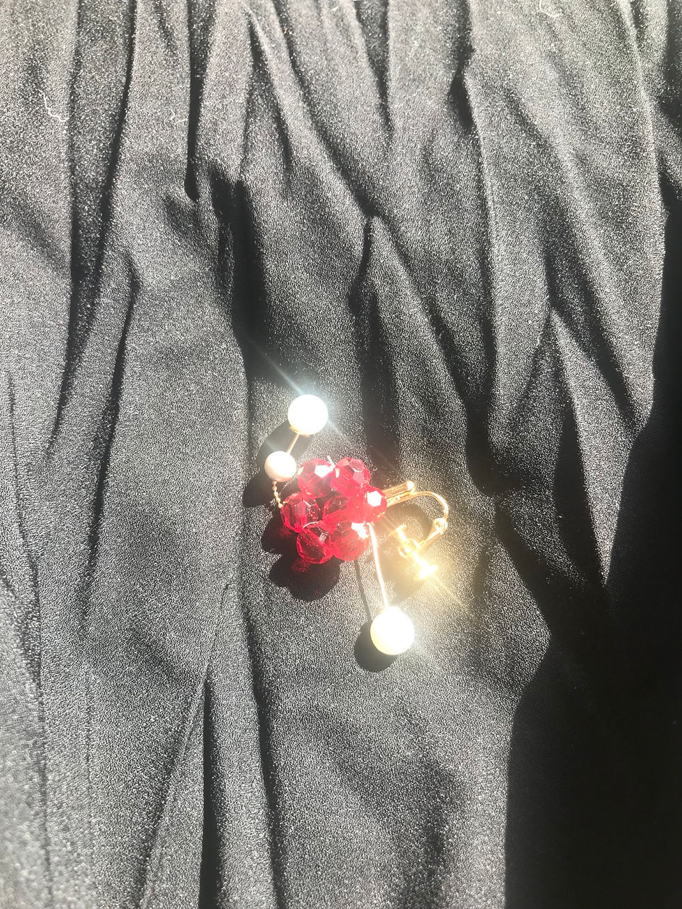 サムネイル： ⨺C赤と白Collection ll -A single of Red flower 3 pearls earring ear clip