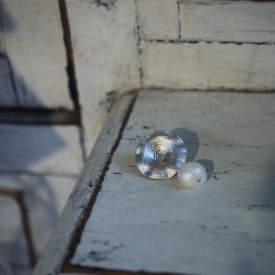 Thumbnail: Screwy Cowry pearl drop earrings (Silver Colour) pair