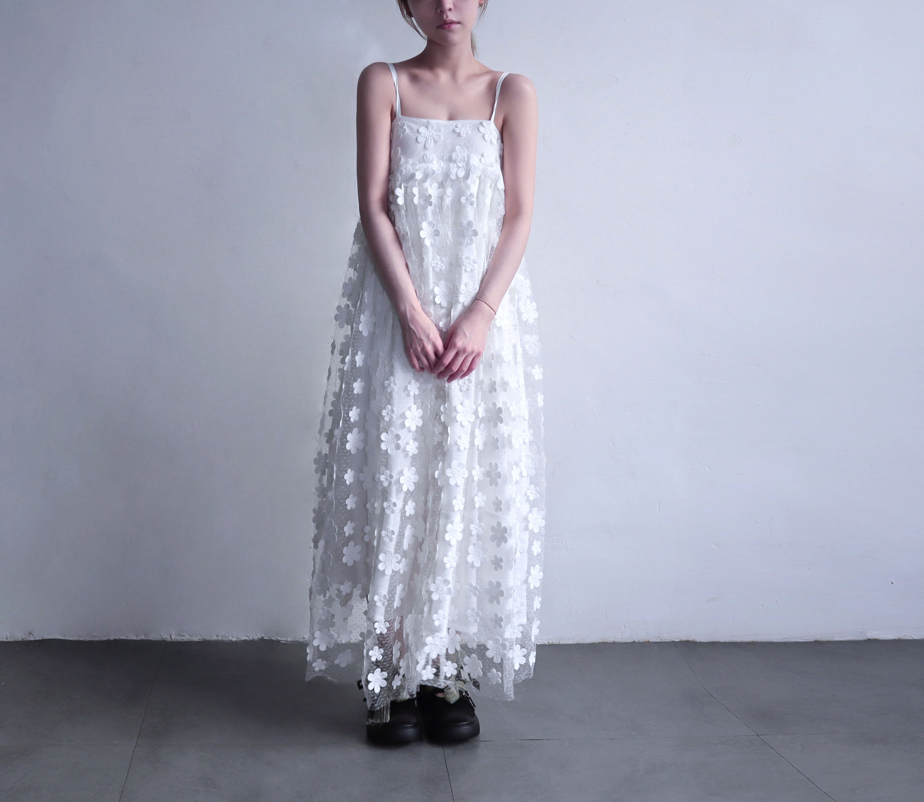 Set 63/Red Iris Sheer Top/ Eden Vest/White Zuria Clématite Dress