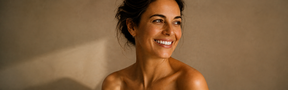 Mujer sonriente con piel luminosa, resultado de tratamientos de medicina estética consciente