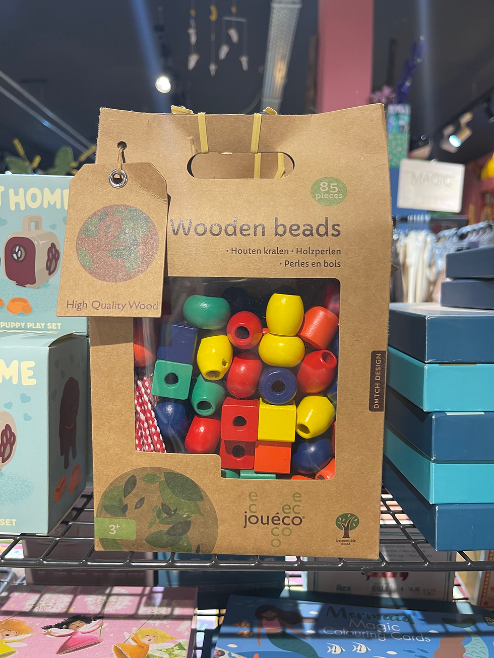 Bruine zak met kleurrijke houten kralen