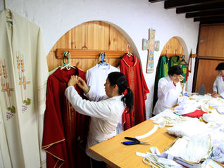 Talleres tradicionales de la ornamentación litúrgica vestirán al Papa Francisco y sus Obispos en la 