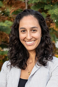 AnaliaAlbuja_2019 Headshot.jpg