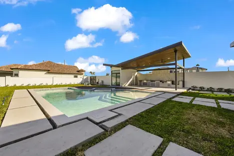 pool-outdoor-kitchen-modern-home
