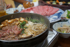 すき焼き食事の様子