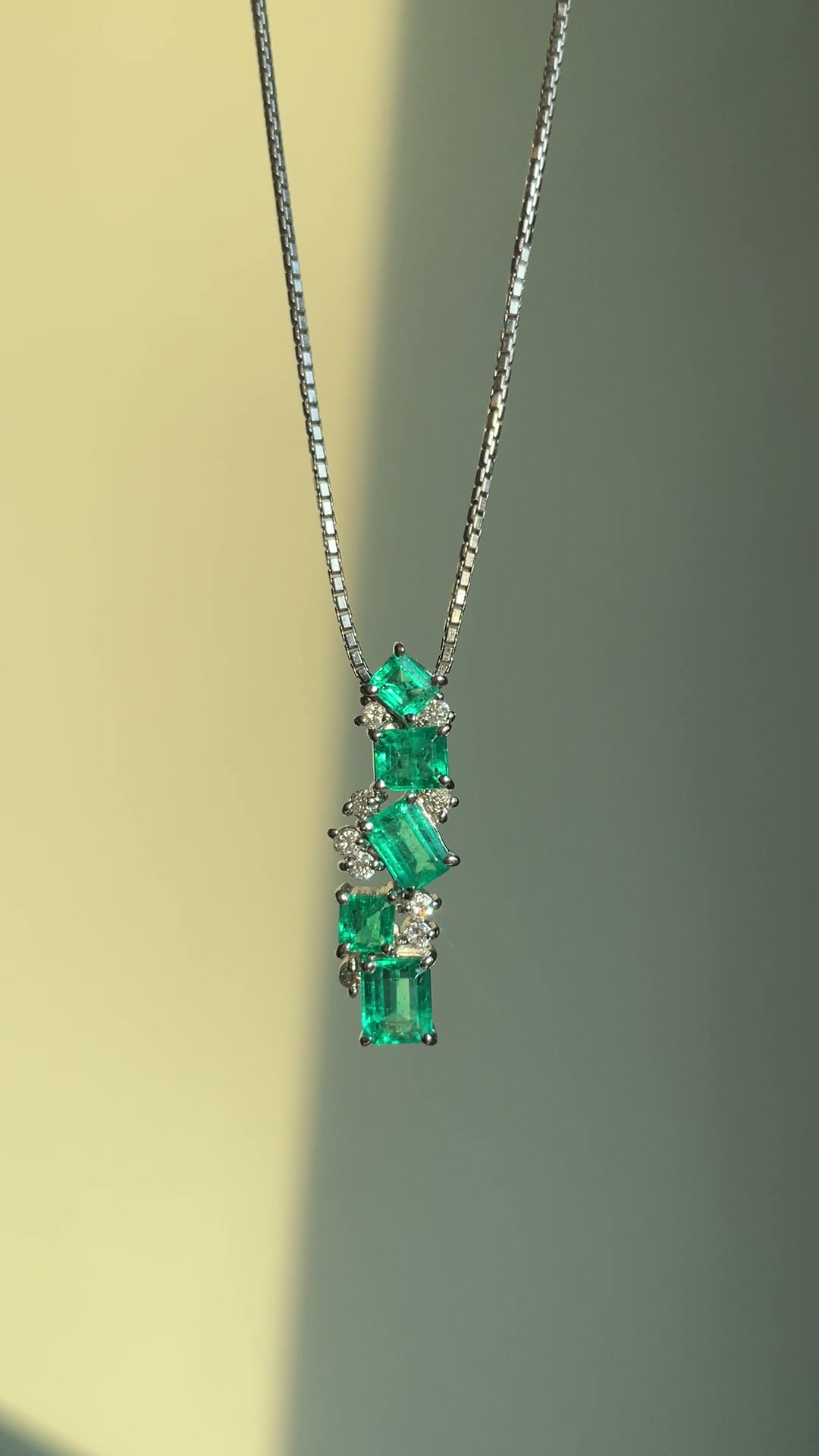 IGI certified Colombian emerald pendant with Natural Diamonds in Platinum