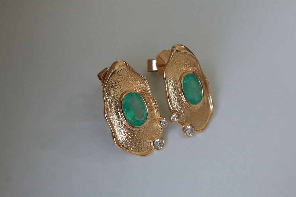 Thumbnail: Vintage-inspired Colombia Emerald Earring with Natural Diamonds in 18k gold