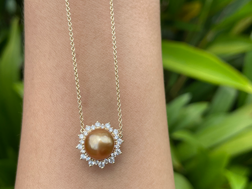 Thumbnail: South sea pearl and natural diamond necklace in 18k solid gold