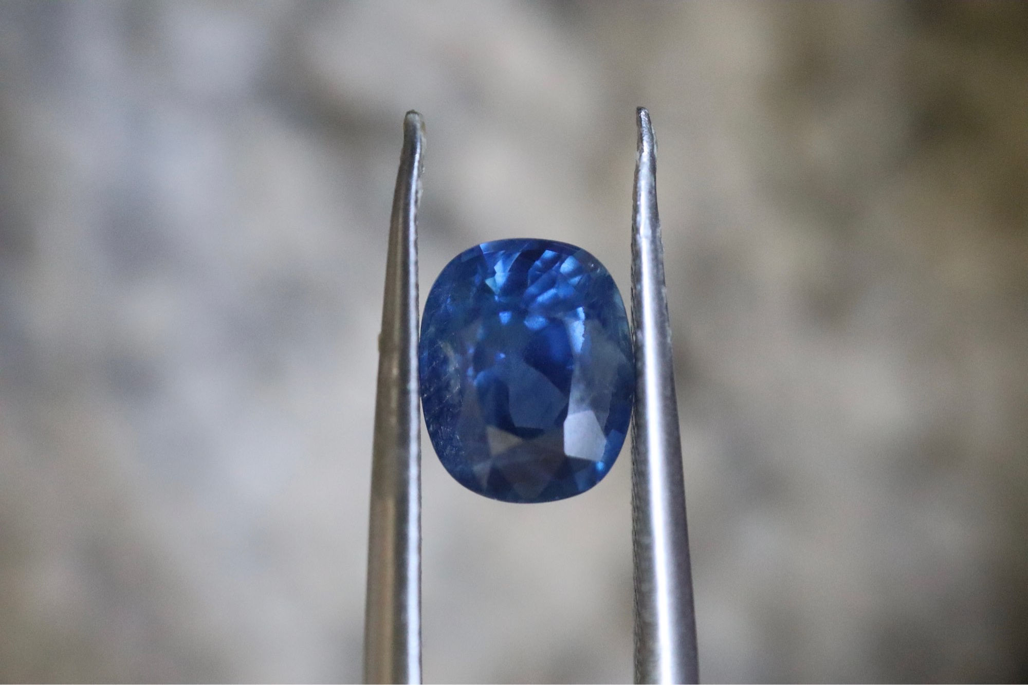 GIA certifie 2.10Ct Blue Sapphire