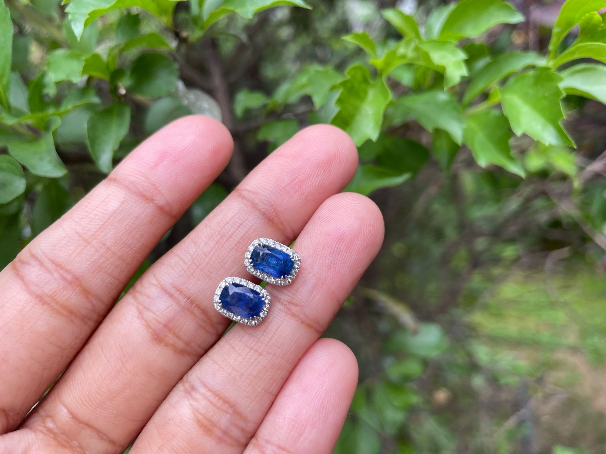 2.13Ct Unheated Blue Sapphire and Natural Diamond in 18k gold earring