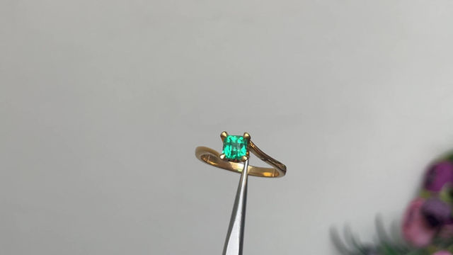 Thumbnail: Emerald ring in 18k yellow gold