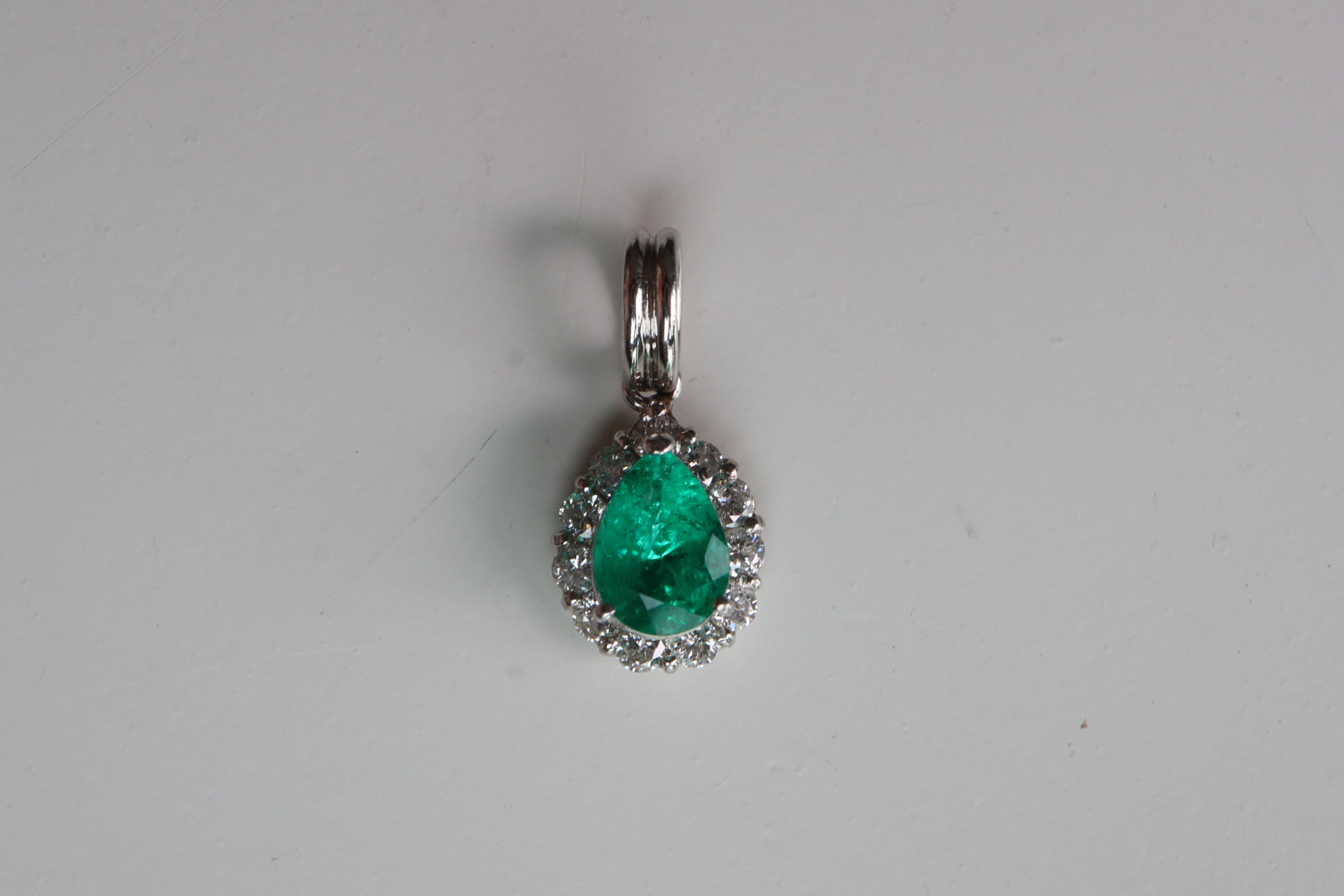 IGI 0.50ct Colombian emerald pendant with Natural Diamonds in Platinum