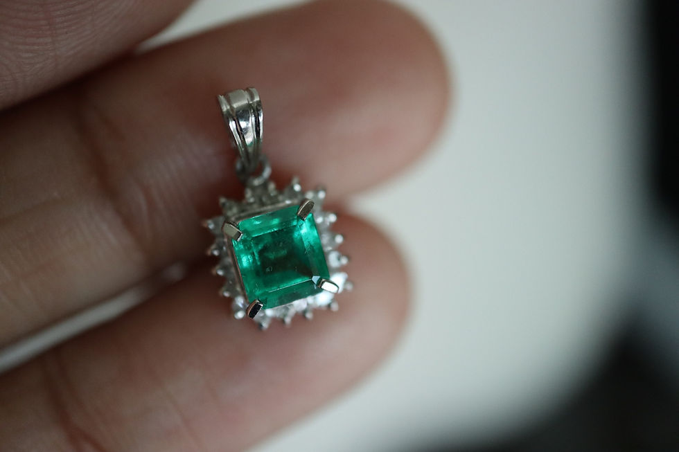 Thumbnail: Colombian emerald pendant in Platinum 900 (Minor Oiled)
