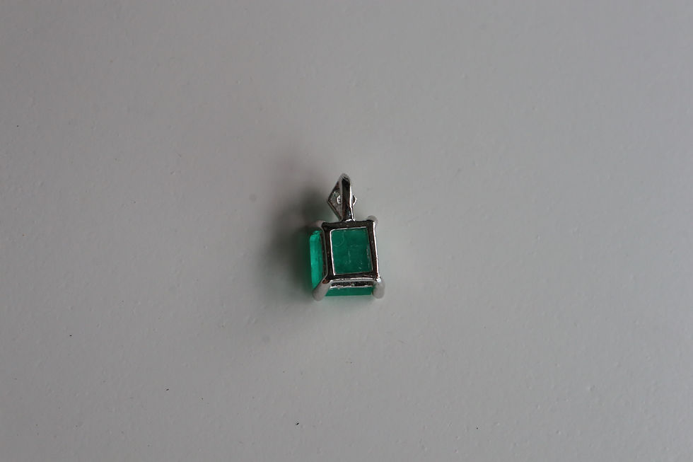 Thumbnail: IGI 0.67Ct Colombian emerald pendant with natural diamond in 18K White Gold