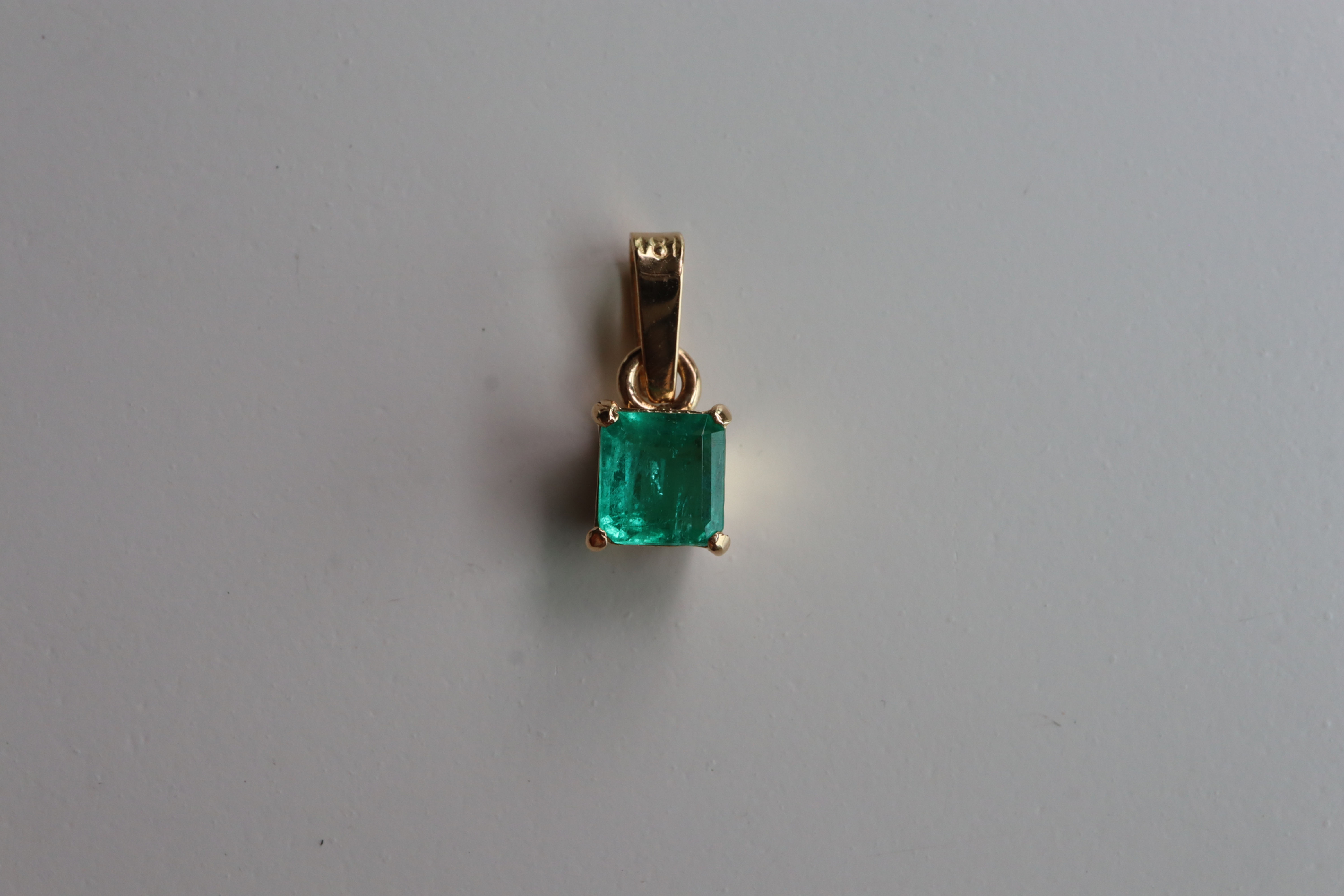 IGI 0.5Ct Colombian emerald pendant in 18K Yellow Gold