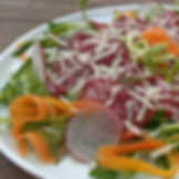 Carpaccio di manzo con insalatina e scaglie di grana
