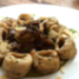 Tortellones ai funghi porcini con funghi e scaglie di mandorle