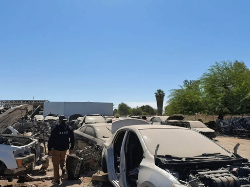 Asegura FGE cinco vehículos con reporte de robo tras cateo en yonke de mexicali