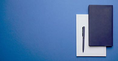 Un carnet, du papier et un crayon