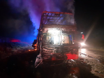 Ônibus de turismo pega fogo na BR-376 em Ponta Grossa